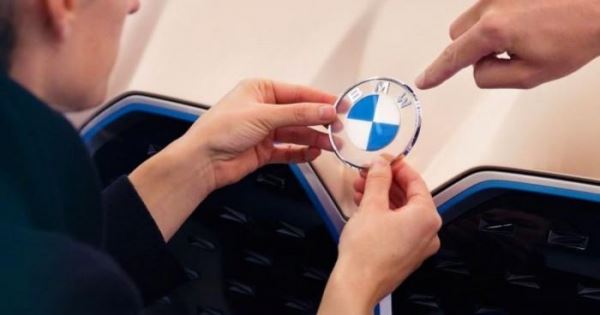 <br />
			Логотип BMW получил самое радикальное изменение более чем за 100 лет