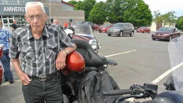 
<p>											100-летний байкер Виманн Бетц всё еще в седле<br />
			
