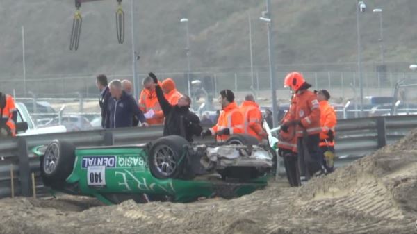 Видео: Эпичная авария Porsche 991 GT3 на обновленном Зандворте