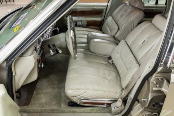 <br />
			40-летний Lincoln Continental Mark VI с выставили на продажу (50 фото