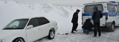 <br />
        Сотрудники Госавтоинспекции Хакасии помогли водителю освободить автомобиль из снежного плена    
