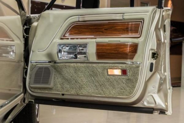 <br />
			40-летний Lincoln Continental Mark VI с выставили на продажу (50 фото
